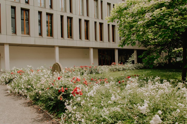 Hochschule für Technik und Wirtschaft (HTW) Dresden - Rosengarten und Bibliothek