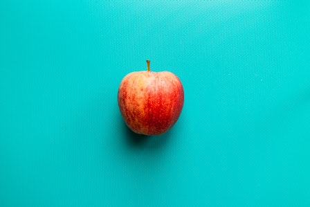 Apfel als Symbolbild für Gesundheit und Medizin