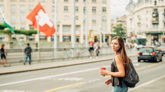 Ein junge Frau in Lausanne (Schweiz) auf dem Weg zur Arbeit