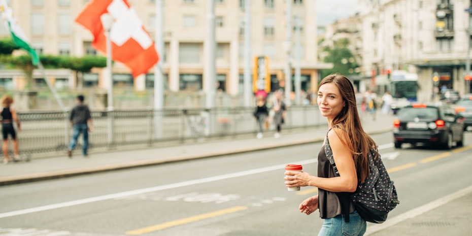 Ein junge Frau in Lausanne (Schweiz) auf dem Weg zur Arbeit