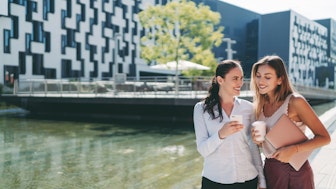 Zwei junge Frauen vor der Wirtschaftsuniversität Wien