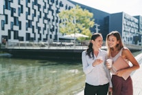 Zwei junge Frauen vor der Wirtschaftsuniversität Wien