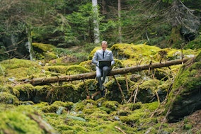 Berufe im Umweltschutz: Ein Mann mit Laptop im Wald