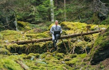 Berufe im Umweltschutz: Ein Mann mit Laptop im Wald