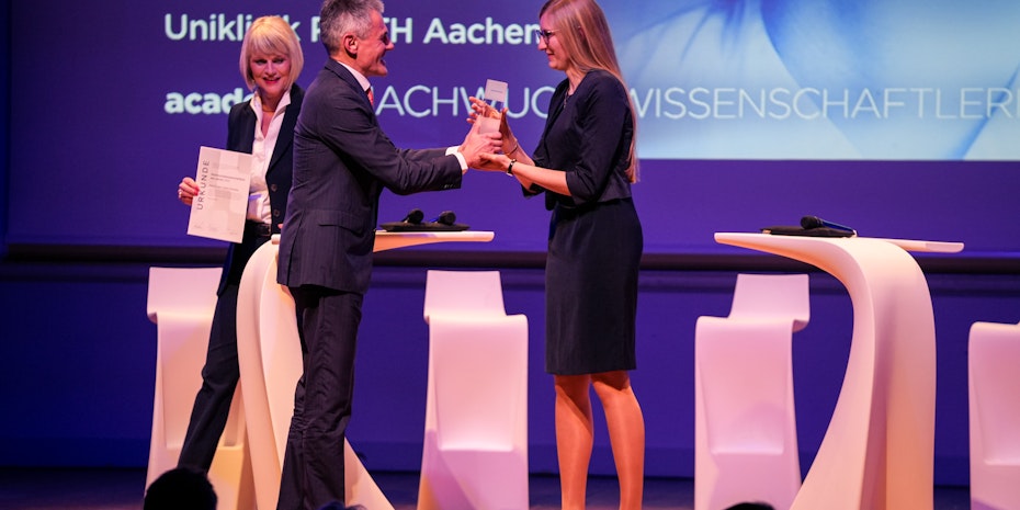 Dr. Rainer Esser übergibt den Preis an Dr. med. Carolin Schneider