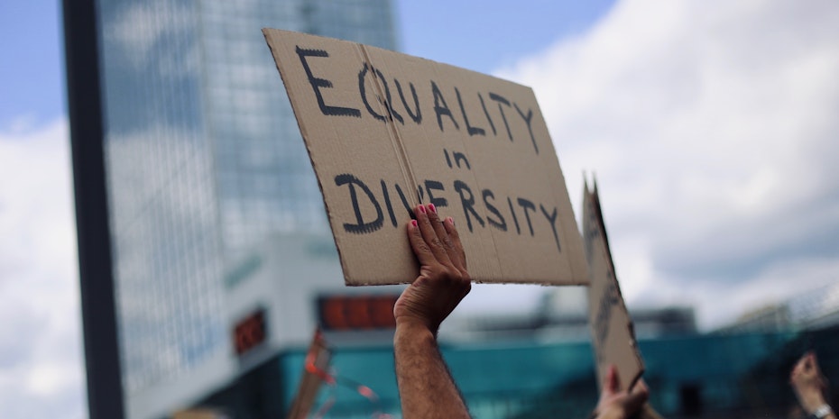 Ein Demonstrationsschild „Equality in Diversity" als Symbolbild für Ungleichbehandlung