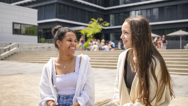 Zwei Studentinnen auf den Stufen des Campus der EH Freiburg