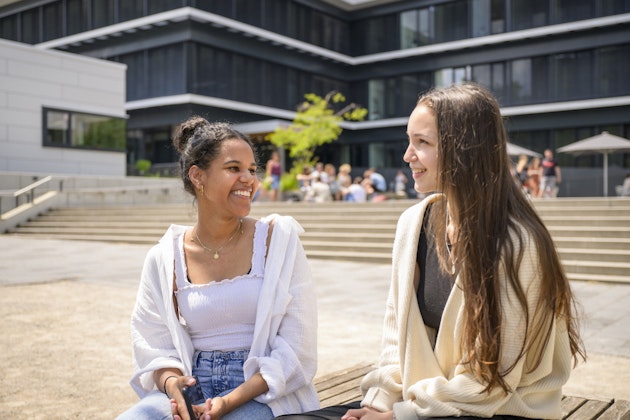 Zwei Studentinnen auf den Stufen des Campus der EH Freiburg