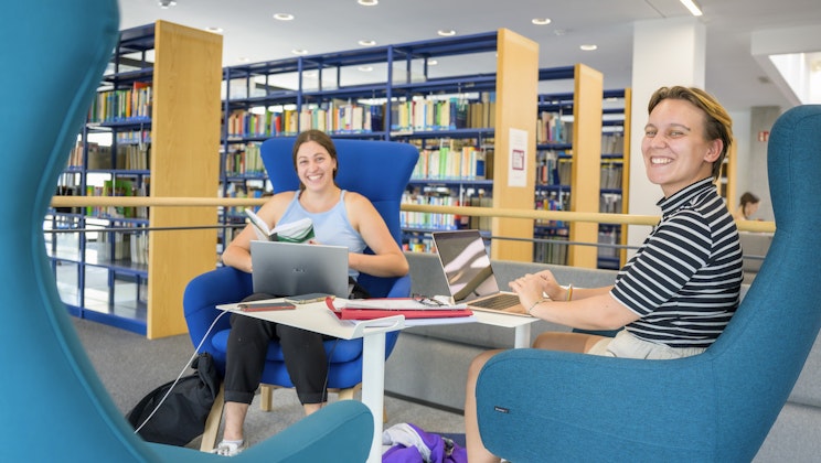 Zwei Studentinnen in der Bibliothek der EH Freiburg