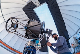 Unabhängige Forschung mit einer Eigenen Stelle: Astronom in einer Teleskopkuppel