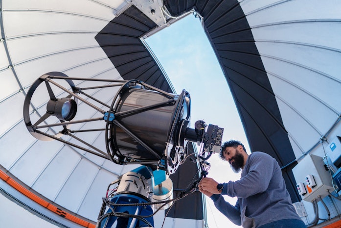 Unabhängige Forschung mit einer Eigenen Stelle: Astronom in einer Teleskopkuppel