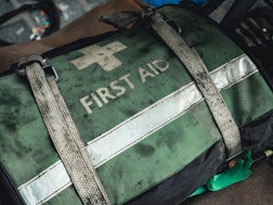 Erste-Hilfe-Tasche als Symbolbild für humanitäre Hilfe