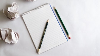 Ein Blick, Stifte und zerknülltes Papier: Vorbereitung für den Berufungsvortrag