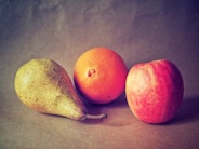 Obst, Birne und Orange als Symbolbild für unterschiedliche Doktortitel