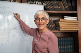Eine Professorin am Whiteboard - was verdient sie?