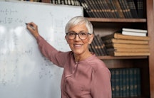 Eine Professorin am Whiteboard - was verdient sie?
