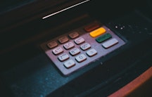 Das Tastenfeld eines Geldautomaten als Symbolbild für das Gehalt von HAW- und FH-Professoren