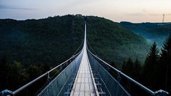 Hängebrücke als Symbolbild für Arbeiten in einer NPO