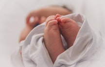 Füße eines Neugeborenen als Symbolbild für das Hebammenstudium