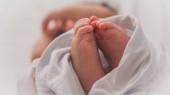 Füße eines Neugeborenen als Symbolbild für das Hebammenstudium