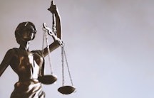 dissertation in jura Justitia Symbolbild Karriere Jura