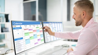 Kündigungsfrist: Ein Mann errechnet auf dem Kalender am Computer den Tag für seine Kündigung