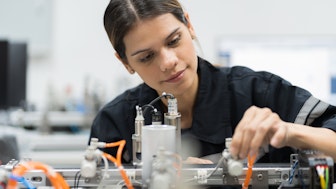 Eine Mechatronik-Ingenieurin arbeitet an einem Gerät