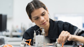 Eine Mechatronik-Ingenieurin arbeitet an einem Gerät