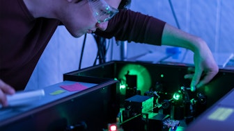 Ein Physiker an einem Laser