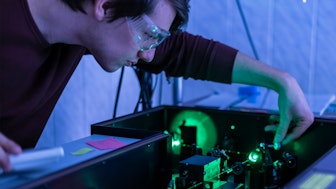 Ein Physiker an einem Laser