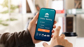 Ein Postdoc prüft am Handy per Online-Banking sein Gehalt