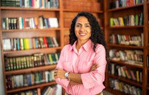 Eine Professorin in einer Bibliothek