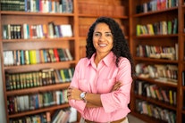 Eine Professorin in einer Bibliothek