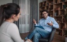 Ein Mann im Gespräch mit einer Psychologin oder Psychotherapeutin