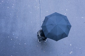 Regenschirm Symbolbild Berufsunfaehigkeitsversicherung Akademiker