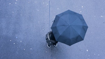 Regenschirm Symbolbild Berufsunfaehigkeitsversicherung Akademiker