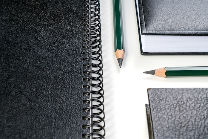 Stifte und Notizheft als Symbolbild für Bewerbung Promotion Doktorand Doktorarbeit