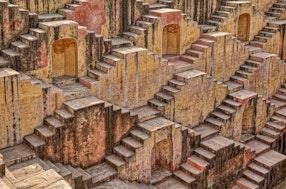 Der Stufenbrunnen im indischen Chand Baori als Symbolbild für Soziologie