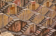 Der Stufenbrunnen im indischen Chand Baori als Symbolbild für Soziologie