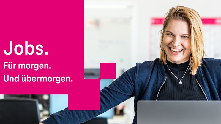 T-Systems Multimedia Solutions GmbH - Mitarbeiterin am Laptop
