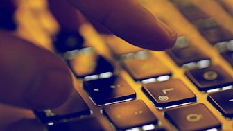 Tastatur Finger als Symbolbild fuer Gehalt Softwareentwickler