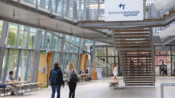 Technische Hochschule Ingolstadt "Innenansicht des Eingangs zur Aula"