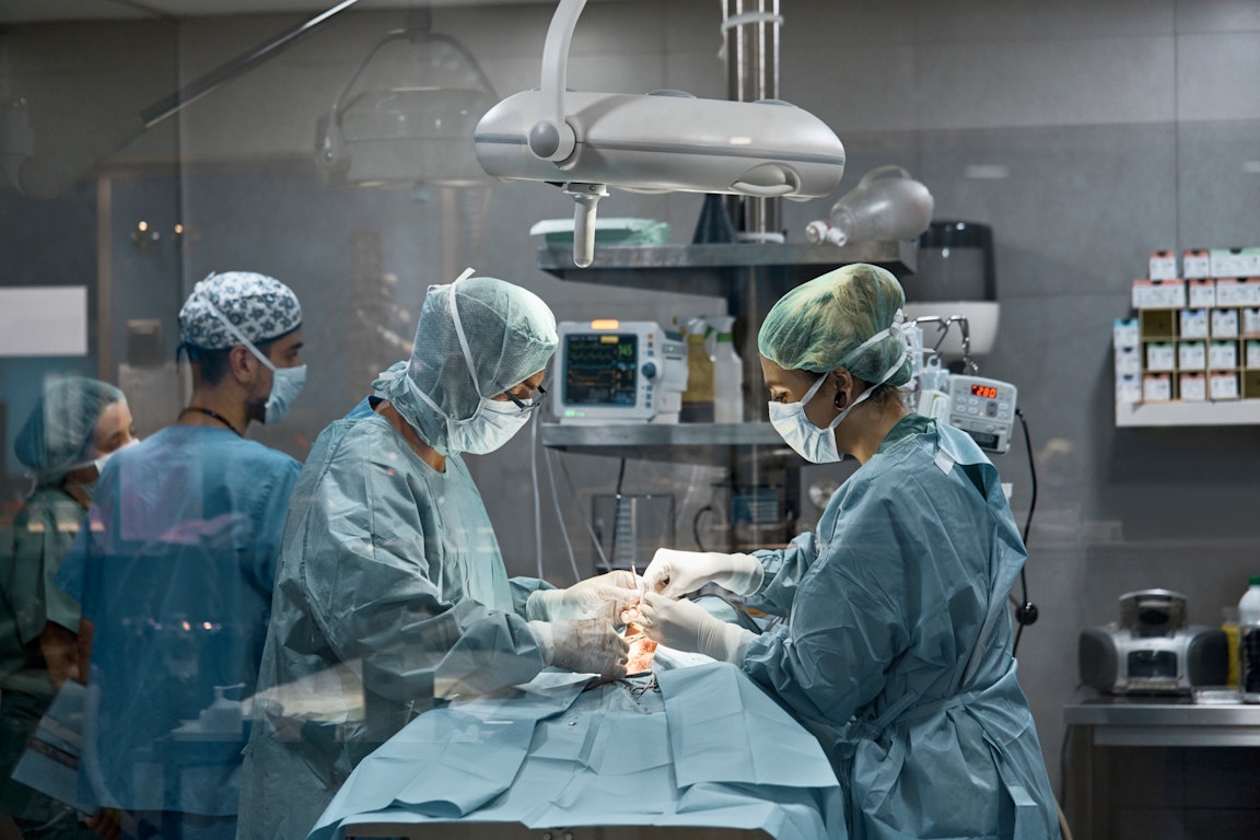 Ärzte an einer Uniklinik im OP