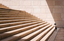 Ein Kind vor einer langen Treppe als Symbolbild für Wiedereingliederung in den Job