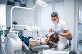 Ein Zahnarzt behandelt eine Patientin