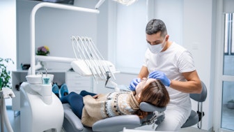 Ein Zahnarzt behandelt eine Patientin